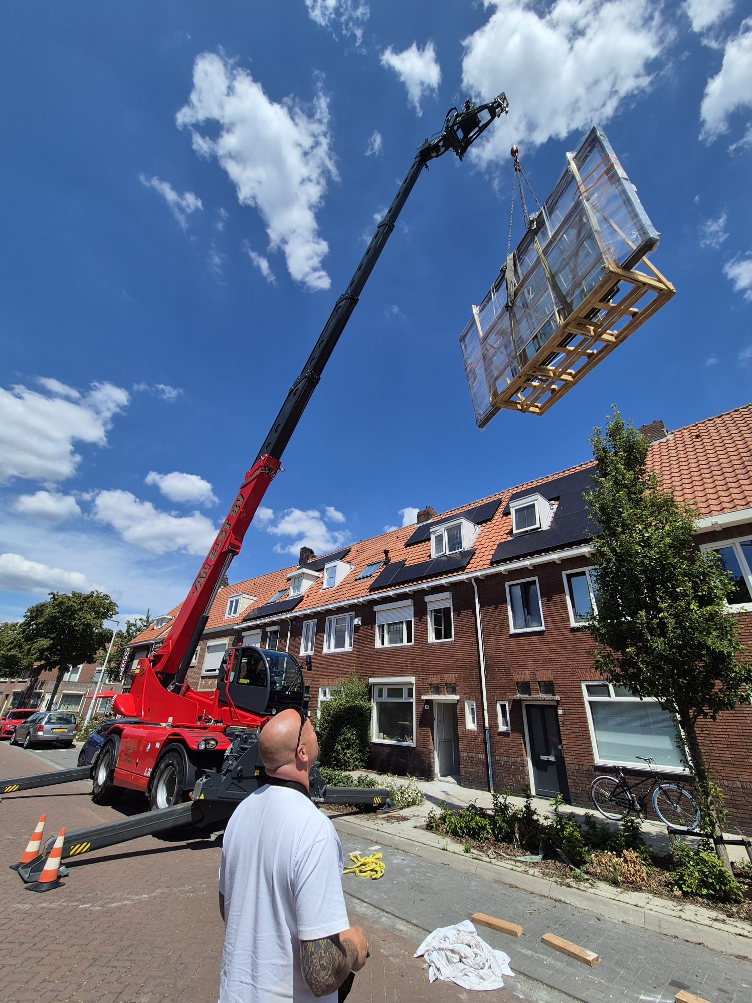 Zwarte industriële schuifdeur naar de voorraadkast